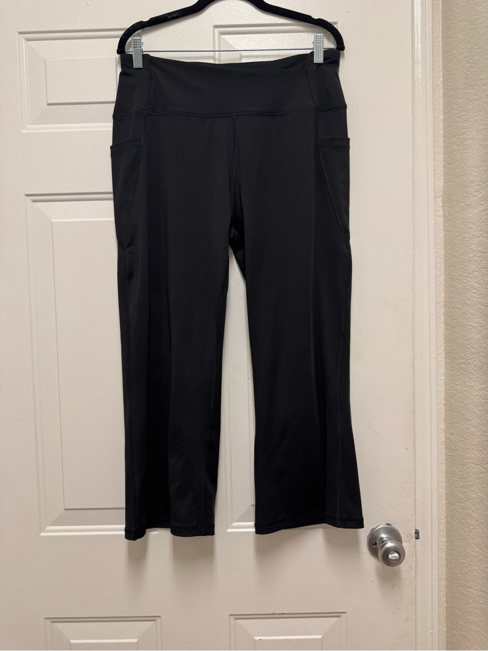Black Women's Mid-Rise Active Crop Joggers with Side Pockets